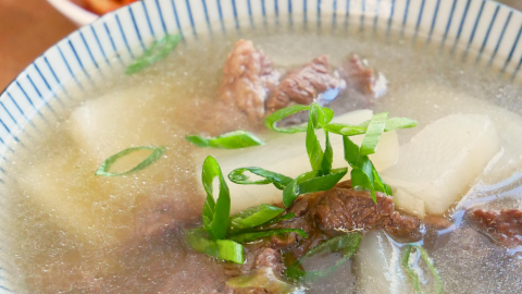 U erining dugonalarini ko‘rgani yalang‘och holda chiqdi.